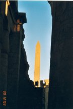 Blick aus dem Tempel auf den Obelisk